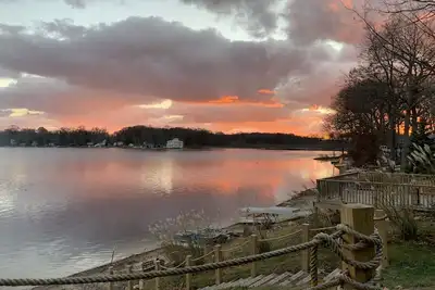 Image de Relax Lakefront-Stunning Lake Views in Popular Sister Lakes! Private Sand Beach!