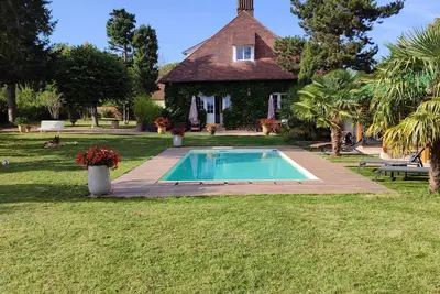 Image de Propriété avec piscine privée et nombreux espaces détente à 50 minutes Paris