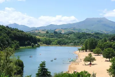 At the forefront of Lake St-Pée-sur-Nivelle: feet in the water!