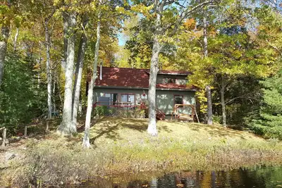 Image de 3 Bdrm, Loft, 1. 5 baths knotty pine cabin, handicap accessible on 55 acre lake