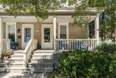 Image de Next to the park and 2 blocks to the Beach and restaurants! Right side of Duplex