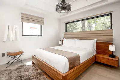 Image de Downtown & Upscale for 4 Walk to Everything! !