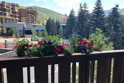 Image de New remodeled European charm in Spacious Lionshead condo! Hot tub