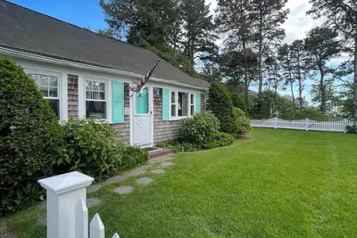 Image de Cape Cod Beach Cottage, only 5 minute walk to Glendon beach & local restaurants