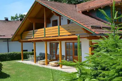 Image de Detached vacation home with three bedrooms and balcony