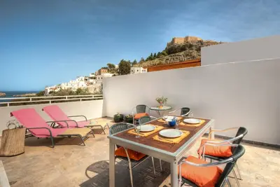Image de Villa Thalassa 1 | 2 Bedrooms with En-suite | Traditional Lindian Bed | Spacious Kitchen & Living Area | Two Private Balconies | Stunning Views of Lindos Bay