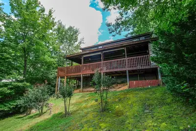 Image de Mountain View Cabin Rental-Hot Tub- Game Table-Outdoor tv and Fireplace Seasonal Pool Access