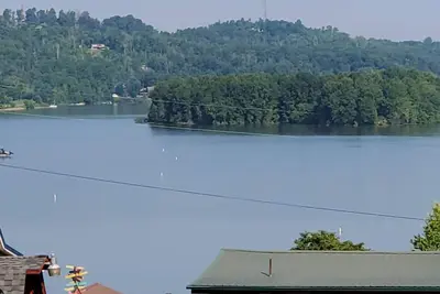 Image de Beautiful Lake view from the Upper Deck! ! Entire House!