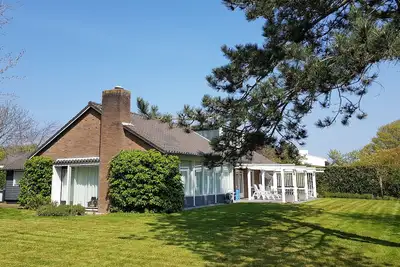 Image de Villa for 9 people with spacious garden in Domburg