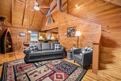 Image de Cozy Log Cabin-Hot Tub-Fire-Pit-Pond-Clean-Dollywood-Soaky Water Park-Dollywood