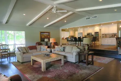 Image de Large Luxury Lakefront Getaway