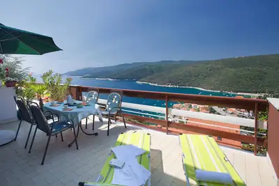 Image de Appartement de deux chambres avec la terrasse et la vue sur le mer Rabac, Labin (A-7622-b)