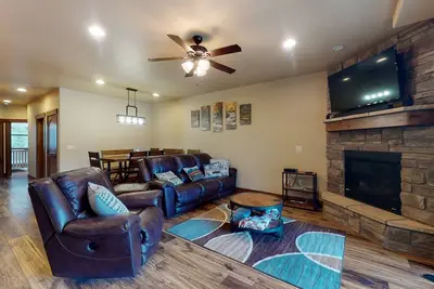 Image de Sunny riverfront getaway with mountain views, private hot tub, & large patio