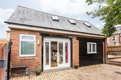 Image de Detached cosy house with private hot tub & parking, for 2 +2 near Poole Hospital
