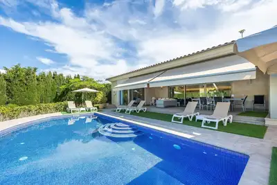 Image de Villa \"Bellviure Luxury\" avec vue sur les montagnes, piscine privée, terrasse et Wi-Fi