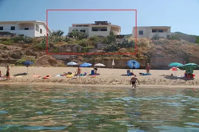 Image de Ba2 Nice apartment in waterfront villa- Private stair to the sandy beach