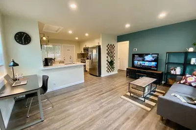 Image de Minutes to Freeway, 2bedroom/1bath with 200Mbps WiFi, Free parking, +Backyard.