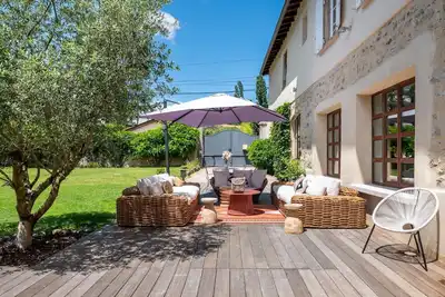 Image de L'Antiquaire - Maison de famille chic et tendance avec jardin et piscine