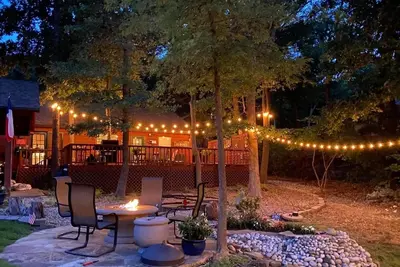 Image de Popular Cozy Lake Texoma Cabin with Hot Tub - 1/2 Mile to Lake, Pet Friendly