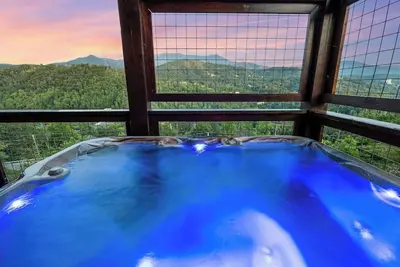 Image de Spacious 3 bed w/180 Degree Views, Golden Tee, Hot Tub, 1. 5 miles to downtown