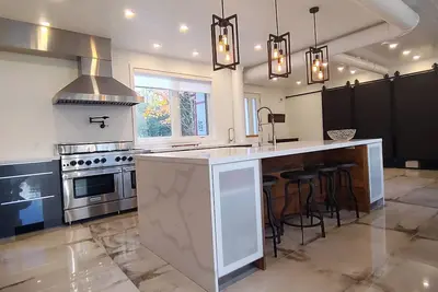 Image de Modern Industrial Getaway - 1 minute walk to the Beach & Boat Launch