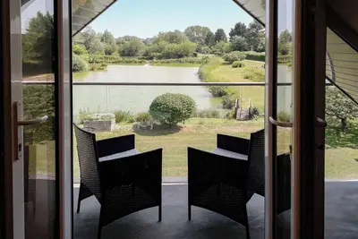 Image de Heron’s Nest, enjoying a picturesque location close to a lake, offers the perfect couples getaway.