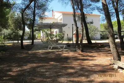 Image de Family friendly, wi fi, tennis court, playground in the pine forest, near the beach.