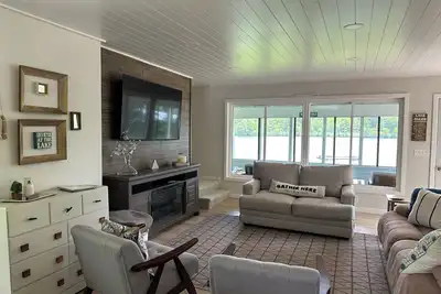 Image de Ultimate Family Lake Retreat w/ Swim Slide, Sandy bottom, and Bar/Tv Lounge