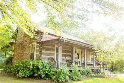 Image de La cabane en rondins Holly House, 100-year-old cadre historique