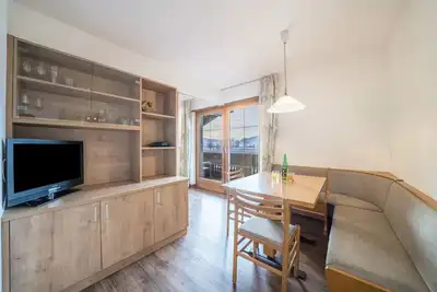 Image de Charmant appartement \"Kammerhof Birne\" avec vue sur les montagnes, Wi-Fi, balcon et jardin