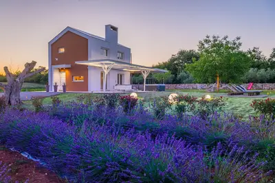 Image de Brajdine Lounge overlooking an enchanting lavender field
