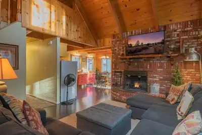Image de Far Enough Cabin - Chalet Style Cabin, Foosball, Smart Tv, Bbq, Deck