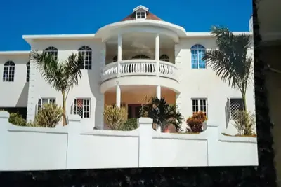 Image de 15 mins to airport. Entire 1st floor 2 bedrooms, 2 bathrooms Sleeps 4. No sharing