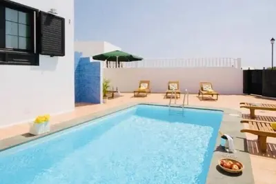 Image de Private Villa, all day sun Swimming pool and terrace, Bbq in Puerto del Carmen