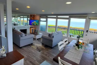 Image de Beachfront, Ocean Access, Stunning Views & Sounds, Pool, Gated, Parking, Central