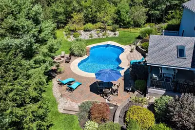Image de Incredible House in the Heart of the Poconos. Private Heated Pool & Hot Tub