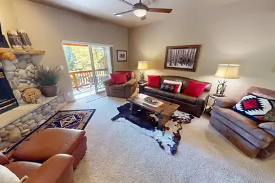 Image de Walk\/Drive to Concerts, Dining, Shops, Marina. Beautiful Unit! 2 Hot Tubs