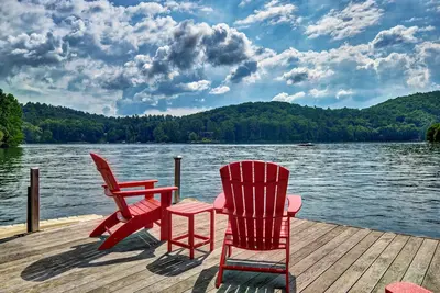 Image de Like to sit back, relax & enjoy the lake? Come stay at Lakeside today! !