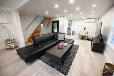 Image de 171 Broadway · Renovated House Steps Away From The Ocean