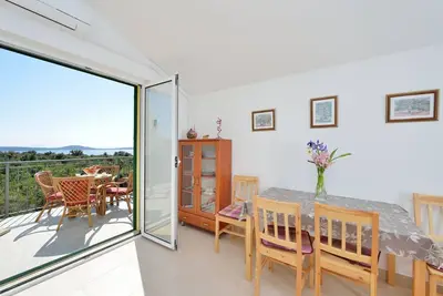 Image de Appartement d'une chambre avec la terrasse et la vue sur le mer Baie Ljubljeva, Trogir (A-18371-a)