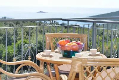 Image de Appartement d'une chambre avec la terrasse et la vue sur le mer Baie Ljubljeva, Trogir (A-18371-b)