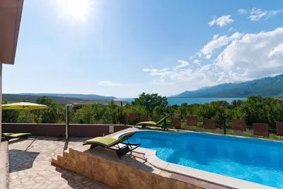 Maison de vacances avec piscine et vue sur la mer