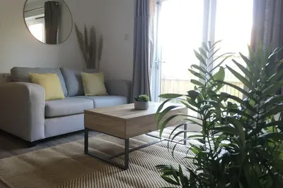 Perfect retreat for two! One bed house with garden, minutes from sea front