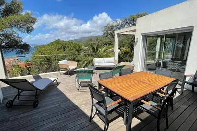 Image de Villa blanche Aloha à Cavalière, accès privé à la plage.