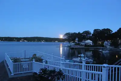 Image de Direct waterfront vacation rental, family friendly, pets allowed