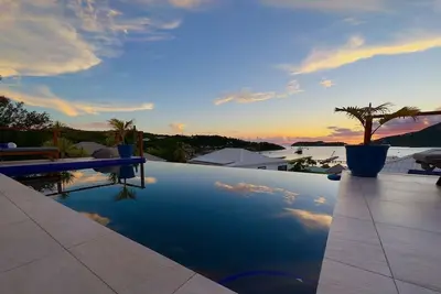Image de Beautiful 5 bedroom villa with pool overlooking English Harbour