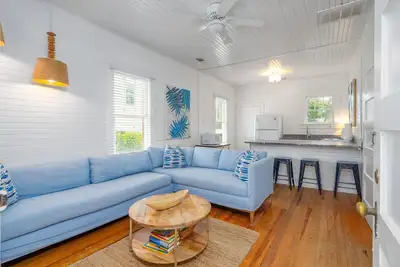 Image de Charming Tybee Cottage | 5-Min Walk to Beach + Shared Pool by Tybee Cottages