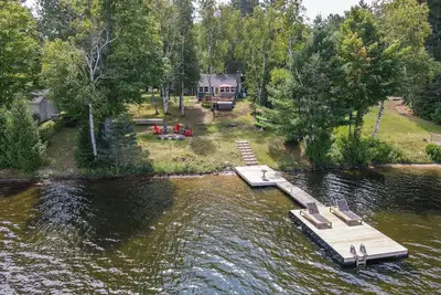 Image de Dog-friendly Lakefront Cottage w/ Hot Tub + WiFi + Firepit + Games + Near Trails