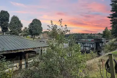 Image de Rustic Lakefront Retreat w/Hot Tub & Pet Friendly