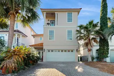 Image de Sunny home with great outdoor space, pool & tennis courts - walk to the beach